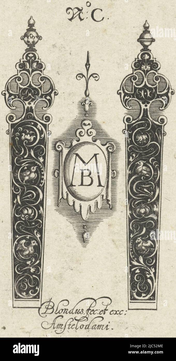 Zwischen den beiden Messergriffen befindet sich eine Kartusche mit dem Monogramm MB. Oben befindet sich die Nr.:C. Aus Serien bestehend aus einem Titelblatt und fünf Blättern. Auf jedem Blatt befinden sich zwei symmetrische Messergriffe mit einer Perle an der Oberseite. Die Griffe sind mit Ranken verziert, zwischen denen sich zwei Vögel befinden, zwei Messergriffe Messergriffe Messergriffe (Serientitel), Druckerei: Michiel le Blon, (auf Objekt erwähnt), Michiel le Blon, Verlag: Anonymous, Amsterdam, (Möglicherweise), 1597 - 1656, Papier, Radierung, H 94 mm × B 68 mm Stockfoto