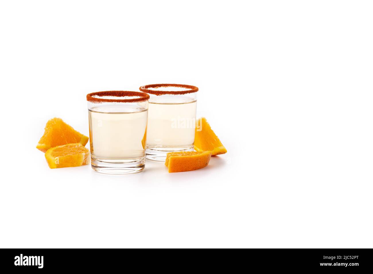 Mezcal Mexikanisches Getränk mit Orangenscheiben und Wurmsalz isoliert auf weißem Hintergrund Stockfoto