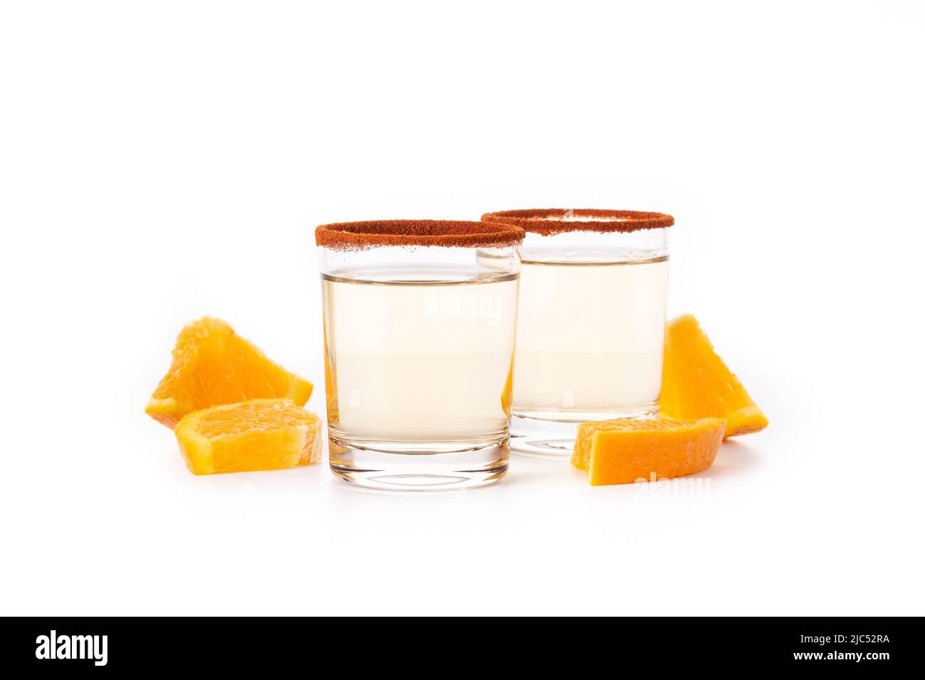 Mezcal Mexikanisches Getränk mit Orangenscheiben und Wurmsalz isoliert auf weißem Hintergrund Stockfoto