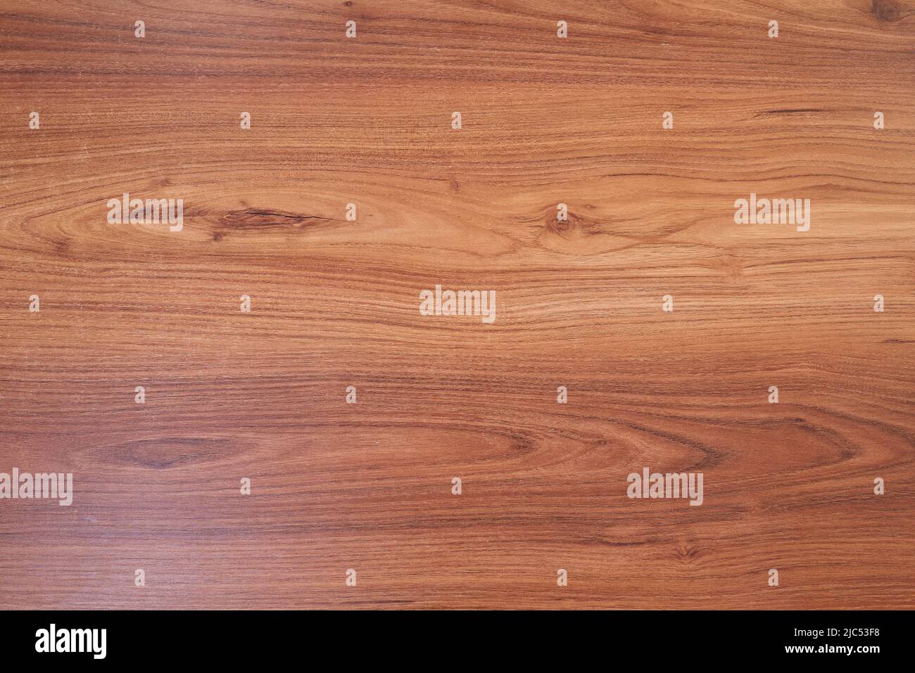 Braune Holzoberfläche vom Schreibtisch aus, Blick von oben Stockfoto