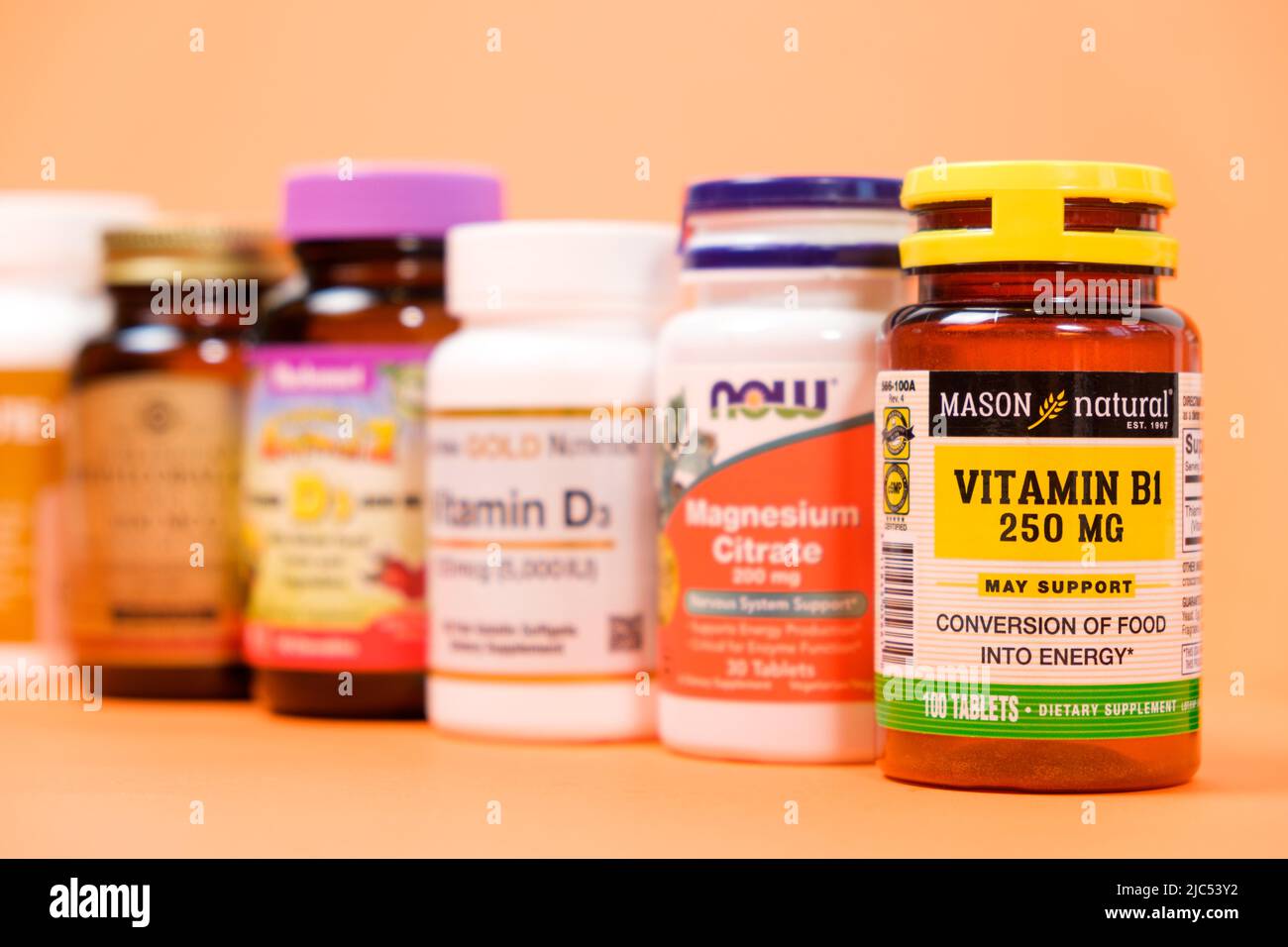 Vitamin B1 und andere Nahrungsergänzungsmittel auf orangefarbenem Hintergrund. 19. Mai 2022, Ukraine, Zaporozhye Stockfoto