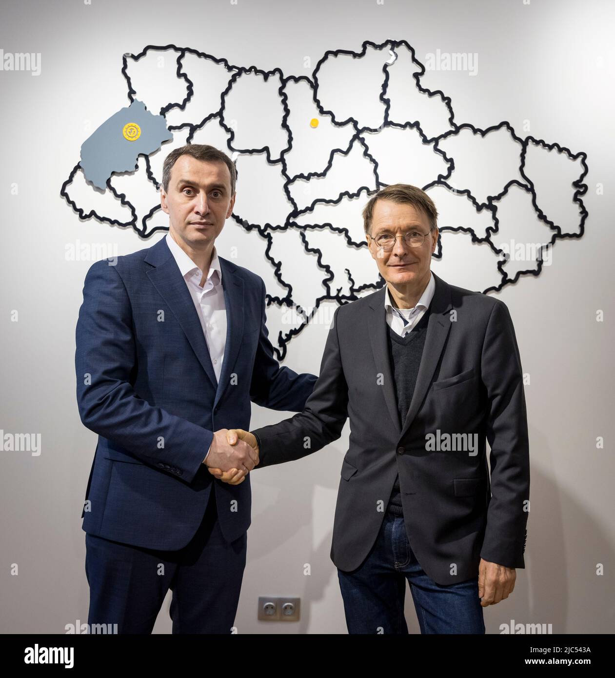 Lwiw, Ukraine. 10.. Juni 2022. Der deutsche Gesundheitsminister Karl Lauterbach (r, SPD) besucht die ukrainische Stadt Lemberg und schüttelt sich die Hände mit dem ukrainischen Gesundheitsminister Viktor Ljaschko. Lauterbach plant, der Ukraine ein „Hilfspaket“ für die Betreuung von Kriegsverletzten bei seinem Besuch im Land am Freitag anzubieten. Quelle: Thomas Koehler/Photothek.De/BMG/dpa - ACHTUNG: Nur zur redaktionellen Verwendung im Zusammenhang mit der aktuellen Berichterstattung und nur bei vollständiger Erwähnung der oben genannten Credit/dpa/Alamy Live News Stockfoto