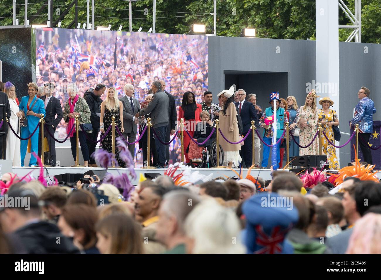 5.. Juni 2022 - britische Prominente stehen auf der Bühne des Queen Elizabeth II Platinum Jubilee Pageant in der Mall in London, Großbritannien Stockfoto
