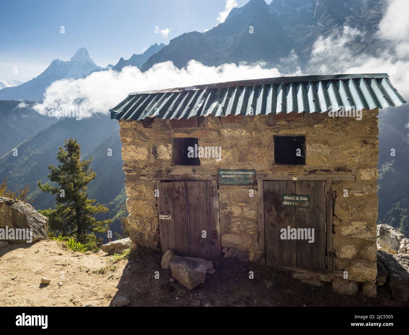 Abfallrecyclingstation SPCC zwischen Namche Bazaar und Tengboche . AMA Dablam (6856m) ist im Hintergrund. Stockfoto