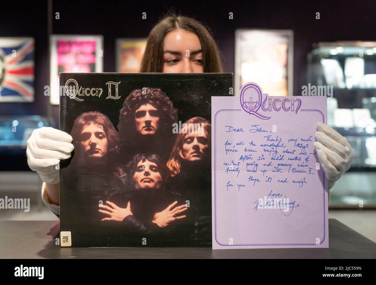 Bonhams Knightsbridge, London, Großbritannien. 10. Juni 2022. Vorschau auf Bonhams Verkauf Live in Session: Immobilien aus dem John Peel Archiv. Der Verkauf selbst findet am Dienstag, den 14. Juni, in Bonhams Knightsbridge statt. Zu den Hauptartikeln des Verkaufs gehören: Queen II, mit Brief an John Peel von Freddie Mercury, 1974. Schätzung: £1.000-1.500. Quelle: Malcolm Park/Alamy Live News. Stockfoto