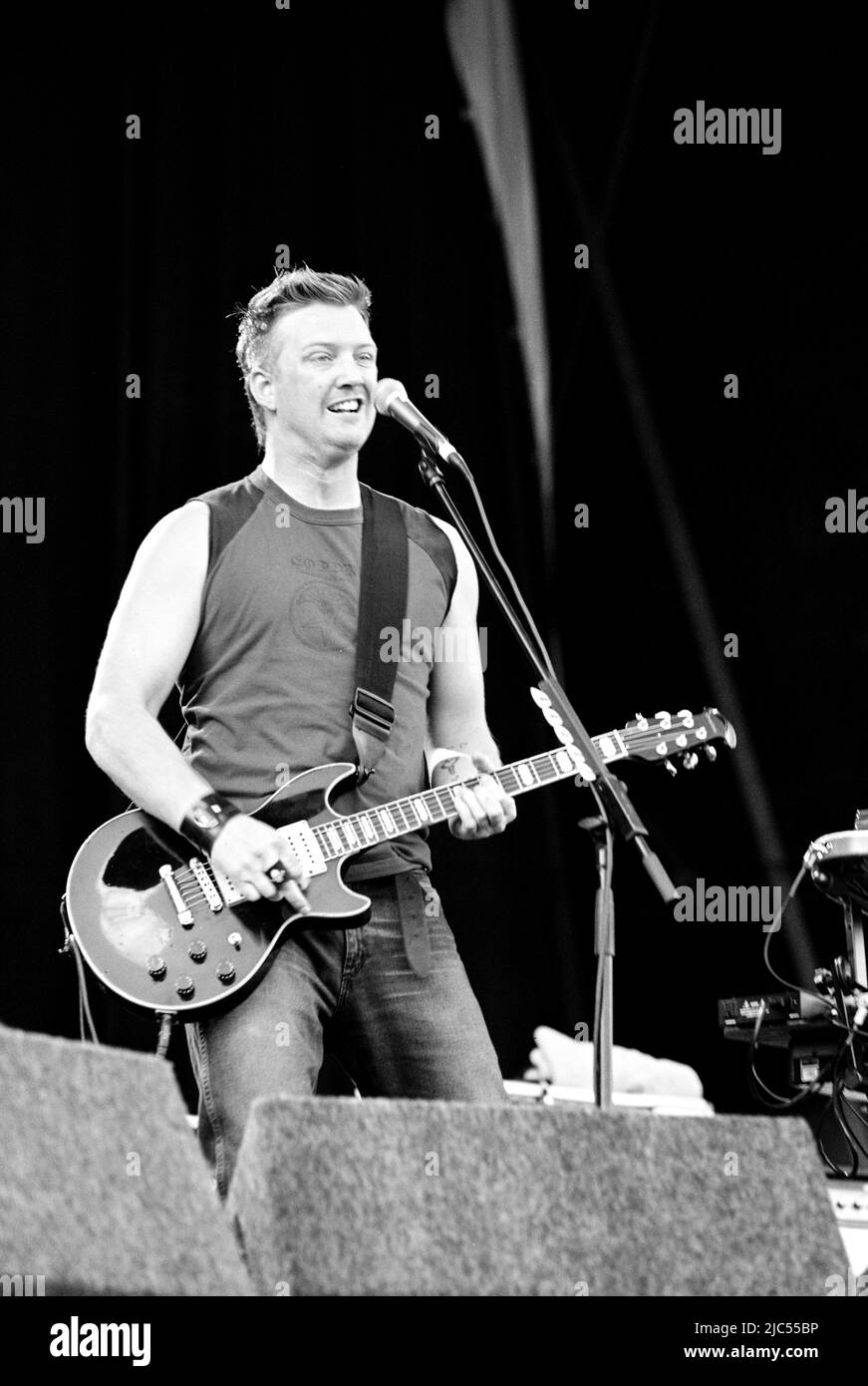 Queens of the Stone Age beim Virgin V Festival V2003, Hylands Park, Chelmsford, Essex, Großbritannien. Stockfoto