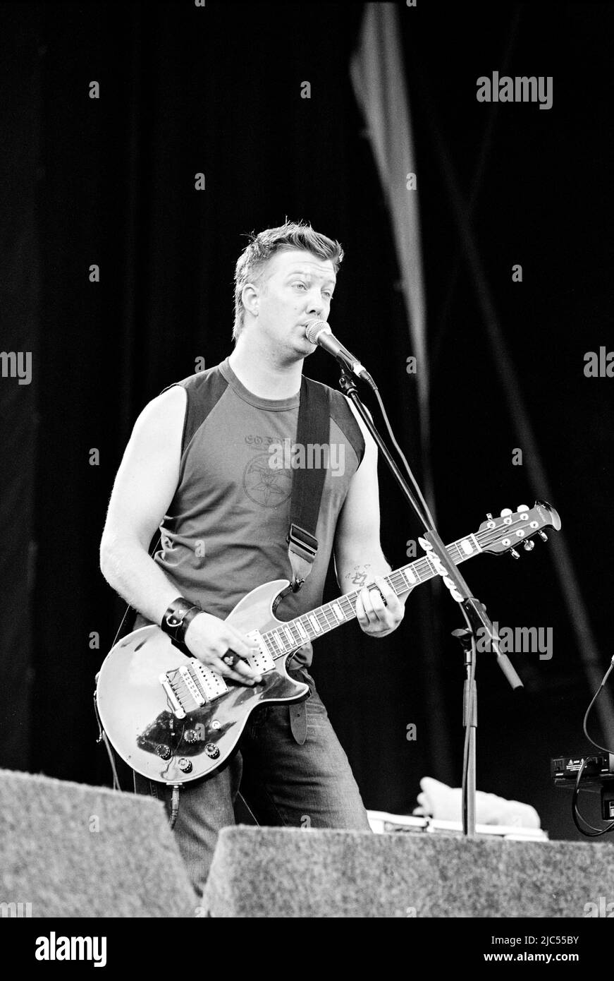 Queens of the Stone Age beim Virgin V Festival V2003, Hylands Park, Chelmsford, Essex, Großbritannien. Stockfoto