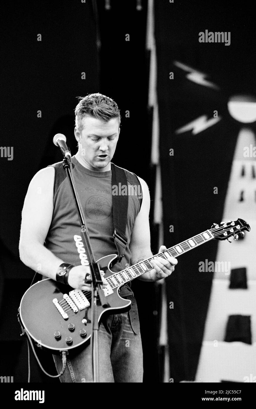 Queens of the Stone Age beim Virgin V Festival V2003, Hylands Park, Chelmsford, Essex, Großbritannien. Stockfoto