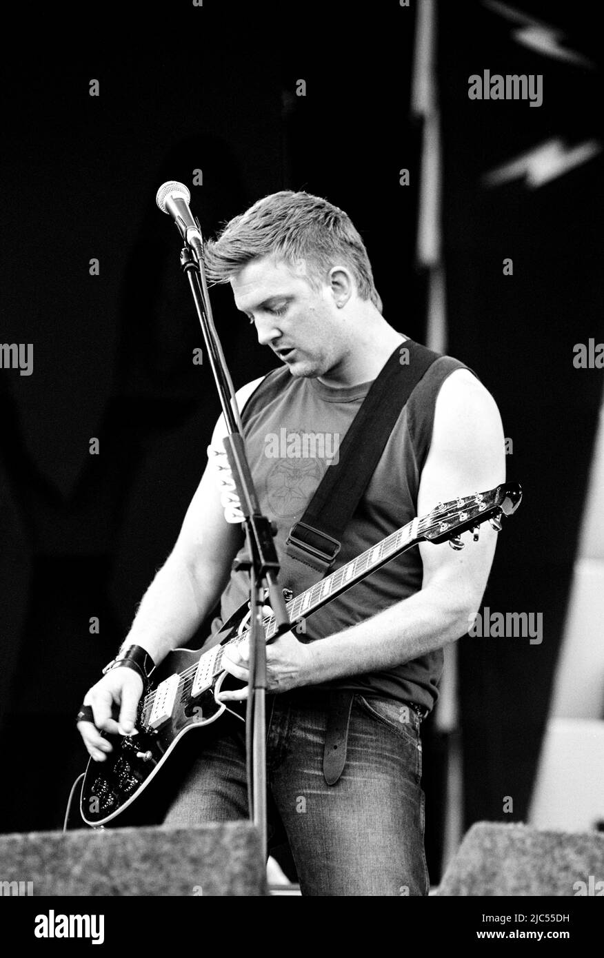 Queens of the Stone Age beim Virgin V Festival V2003, Hylands Park, Chelmsford, Essex, Großbritannien. Stockfoto