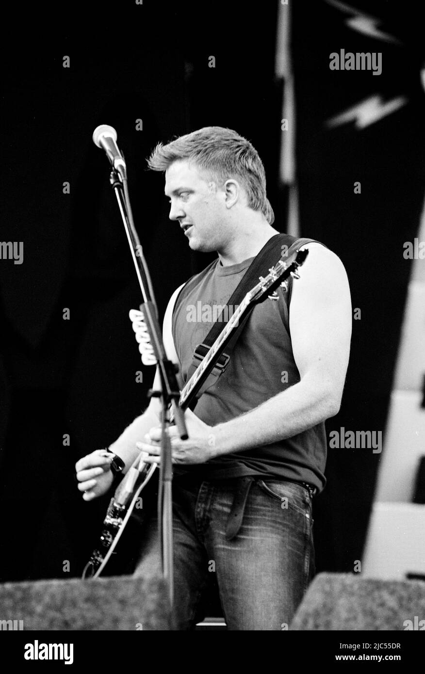 Queens of the Stone Age beim Virgin V Festival V2003, Hylands Park, Chelmsford, Essex, Großbritannien. Stockfoto