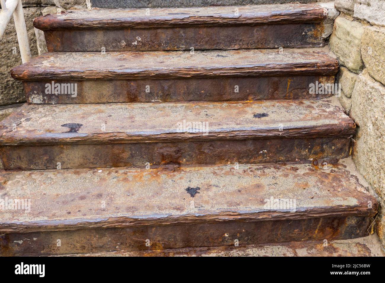 Abgenutzte Stufen mit verrosteten Stahlblenden im Headland, Hartlepool, England, Großbritannien Stockfoto