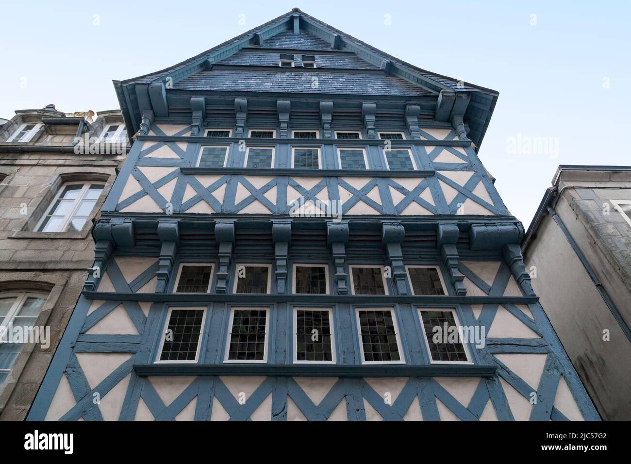 QUIMPER, FRANKREICH - 5. SEPTEMBER 2019: Dies ist die Fassade eines der erhaltenen historischen mittelalterlichen Fachwerkhäuser in den alten Straßen am Vorabend Stockfoto