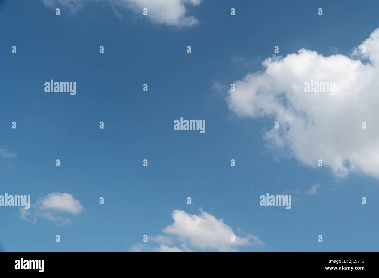 Blauer Himmel mit verstreuten weißen Wolken während des Tages Stockfoto