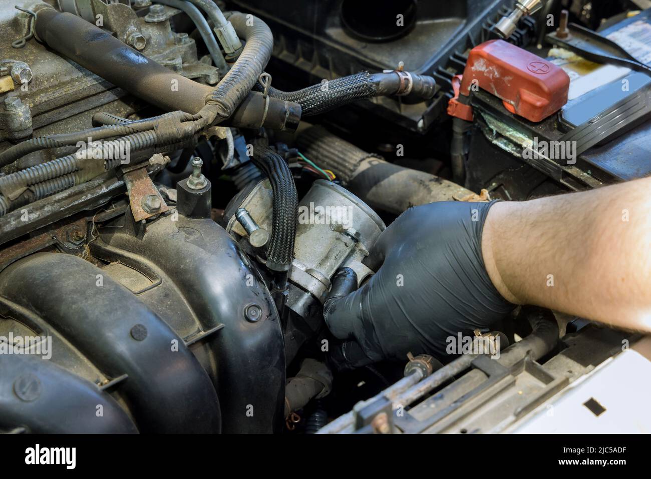 Automatische mechanische Demontage eines Drosselklappengehäuses vom Motor Stockfoto