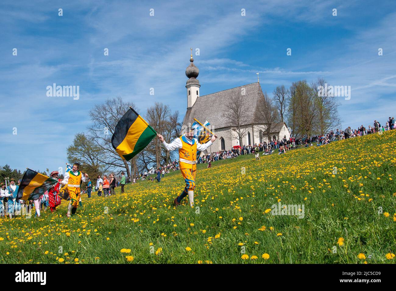 'Georgiritt in Traunstein auf zum Ettendorfer Kircherl - herrlich geschmückte Pferde ziehen gemeinsam mit den Schwerttänzern und dem ''Lindl'' Hina Stockfoto