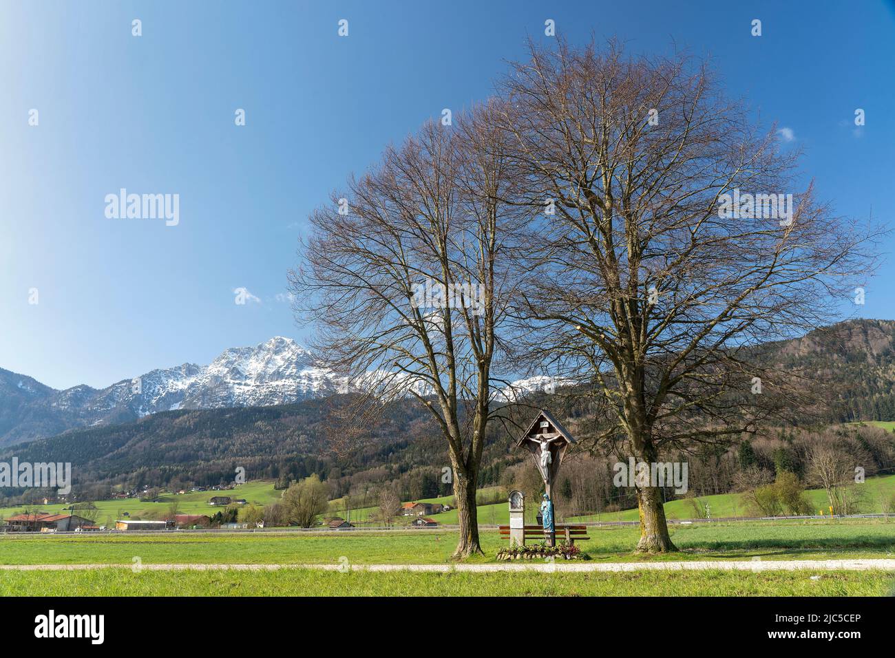 'Das Wegkreuz auf dem Weg von Anger nach Aufham am ''Mitterweg'' im herrlich-beginnenden Frühling, Rupertiwinkel, Berchtesgadener Land, Bayern, De Stockfoto
