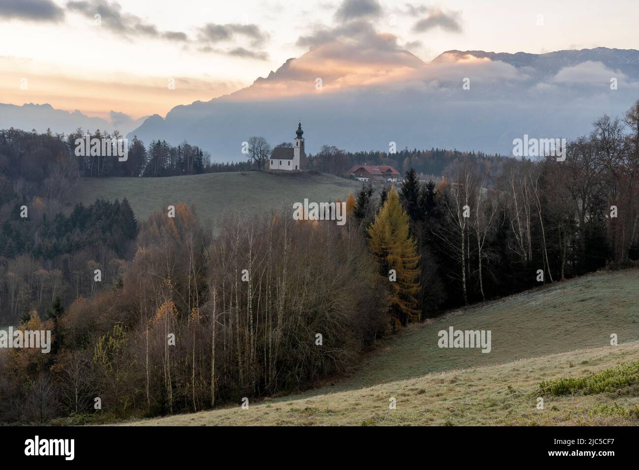 Sonnenaufgang von der Neubichler Alm aus über zu Johannishögl mit links Salzburg und im Hintergrund der mächtigen Untersberg *** Ortsüberschrift *** Stockfoto