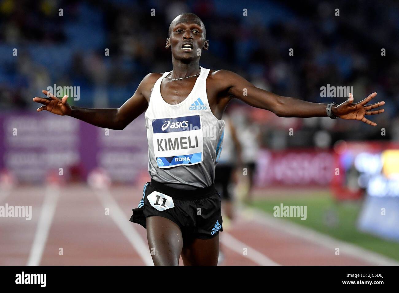 Nichola Kipkorir Kimeli aus Kenia feiert nach dem Wettkampf im Jahr 5000m während der Goldenen Gala der IAAF Diamond League im Olimpic-Stadion in Rom Stockfoto