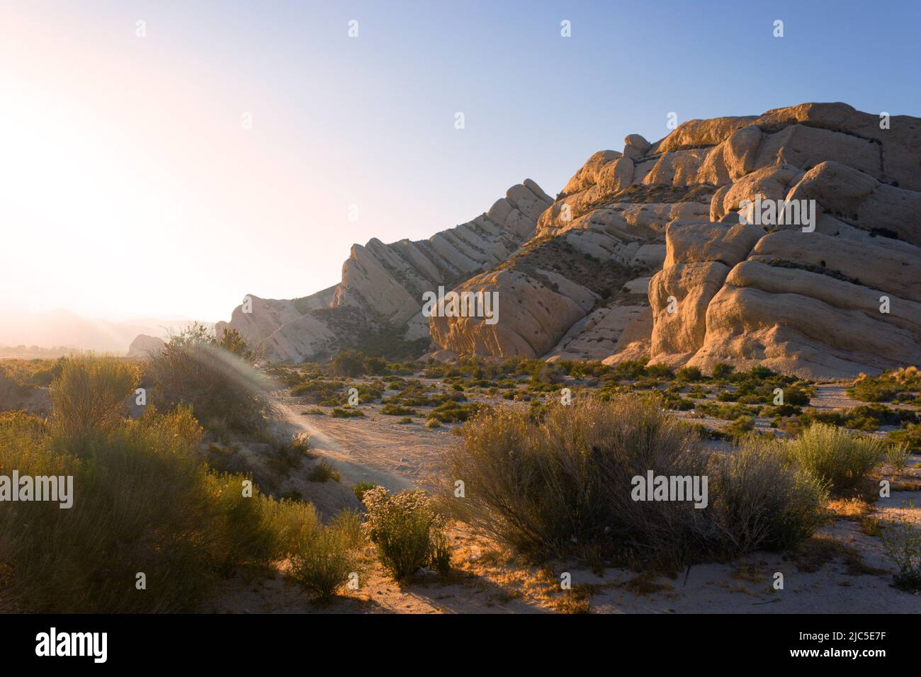 Die Mormon Rocks, die sich entlang der San Andreas-Verwerfung befinden, sind Teil der San Gabriel Mountains in Phelan, Kalifornien, USA Stockfoto