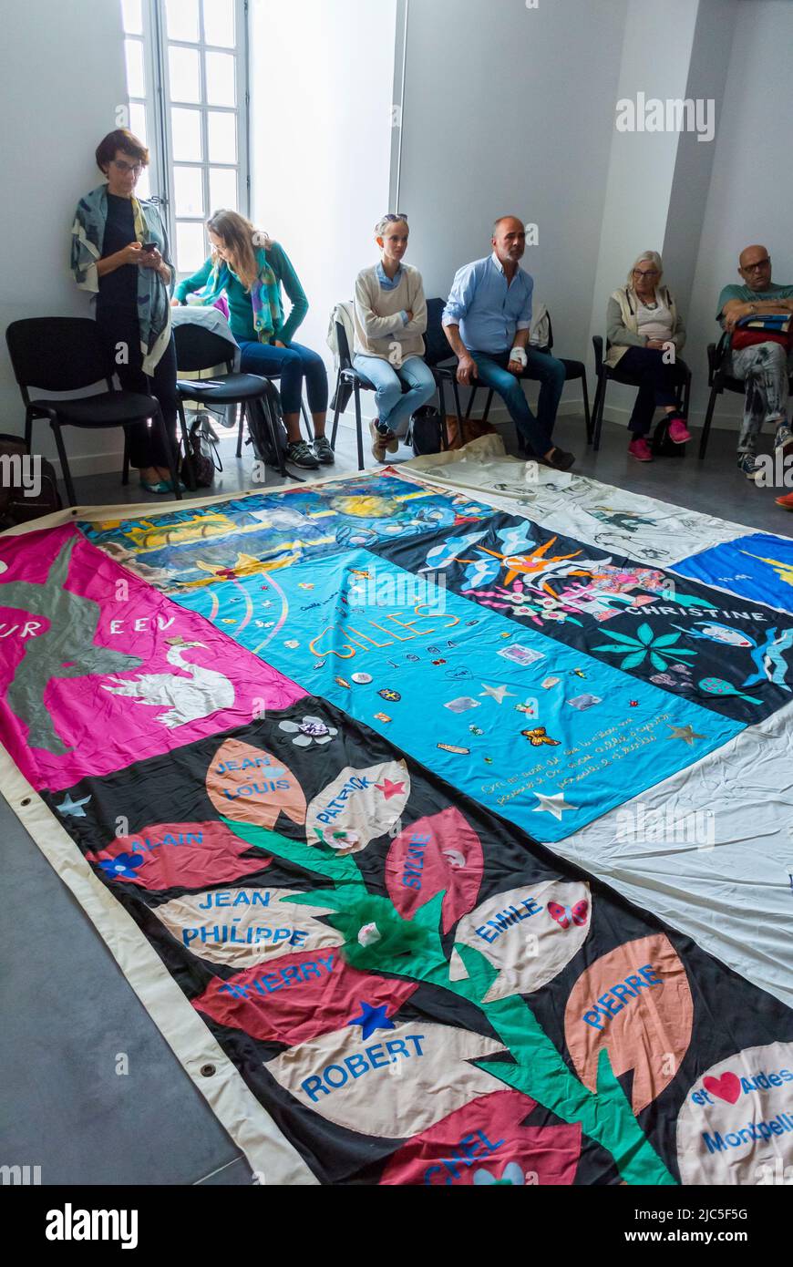 Marseille, FRANKREICH, Medium Group People, AIDS Quilt LGBT-Aktivisten zeigen Memorial Patchwork Quilt im MUCEM Museum, AIDS Name Project, Epidemic and Pest france, Memorial Organisation Stockfoto