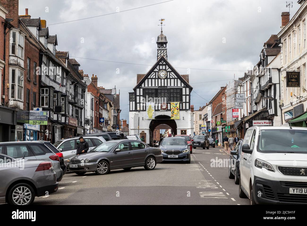 Blick nach Norden entlang der Hight Street in Richtung des 1652 erbauten Black & White Town Hall im Tudor-Stil, Bridgnorth, Shropshire, England, Großbritannien. Stockfoto