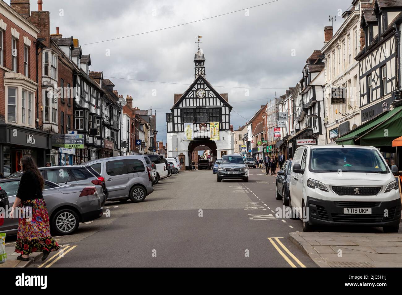 Blick nach Norden entlang der Hight Street in Richtung des 1652 erbauten Black & White Town Hall im Tudor-Stil, Bridgnorth, Shropshire, England, Großbritannien. Stockfoto