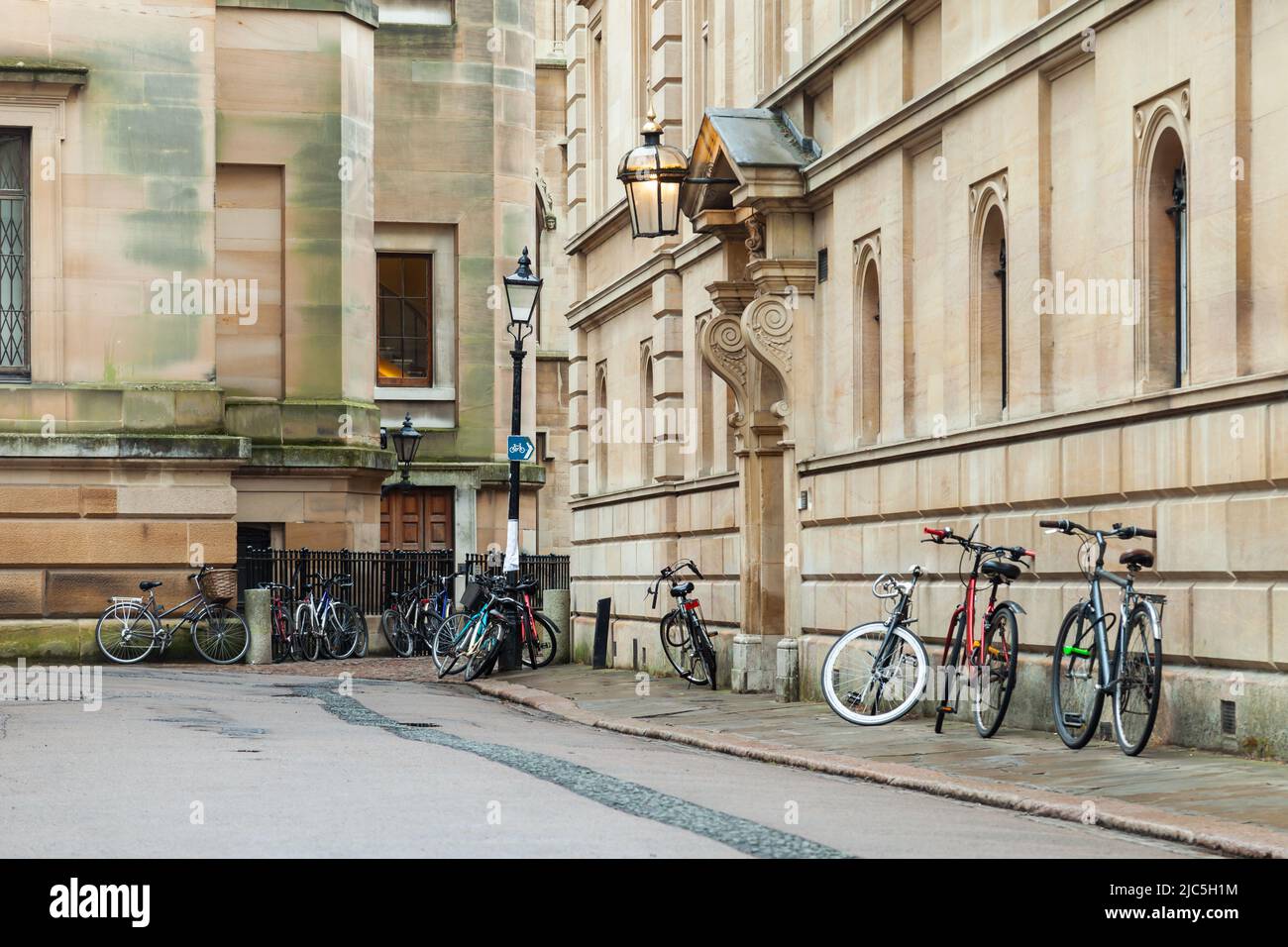 Fahrräder auf der Straße in Cambridge, England. Stockfoto