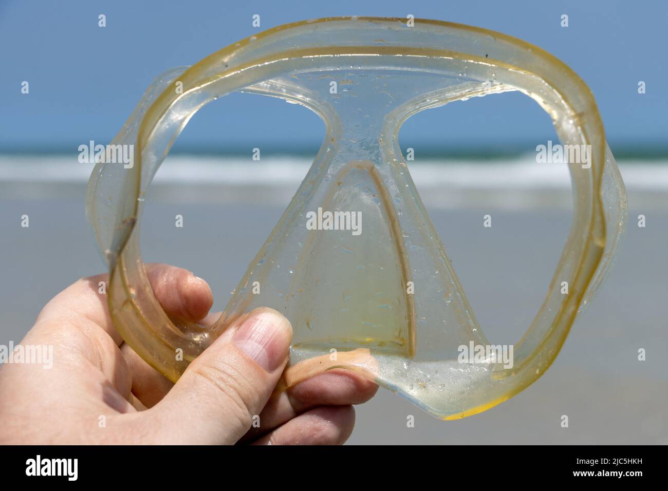 Der Blick durch gebrochene Taucherbrille auf das Meer Stockfoto