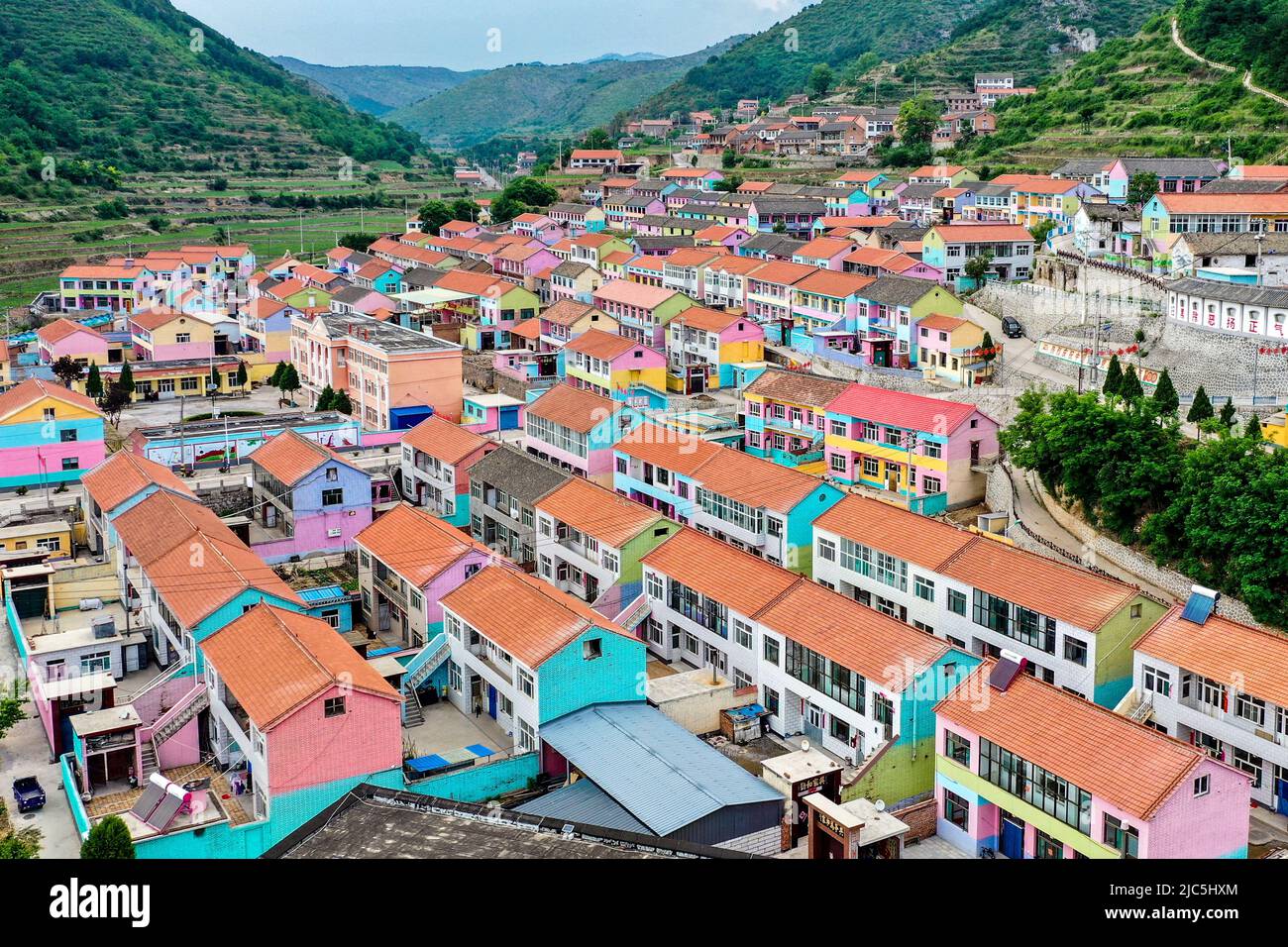 Changzhi. 10.. Juni 2022. Luftaufnahme vom 10. Juni 2022 zeigt die Ansicht des Dorfes Nanpingtouwu im Landkreis Huguan in Changzhi, der nordchinesischen Provinz Shanxi. Das farbenfroh bemalte Dorf ist eine beliebte Touristenattraktion vor Ort. Quelle: Cao Yang/Xinhua/Alamy Live News Stockfoto