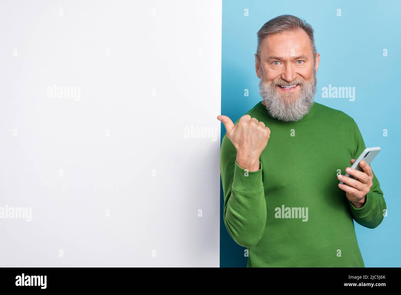 Foto von Rentner Rentner Mann verwenden Gerät suchen Web-Verkauf Punkt leeren Raum Wandkarte isoliert blauen Hintergrund Stockfoto