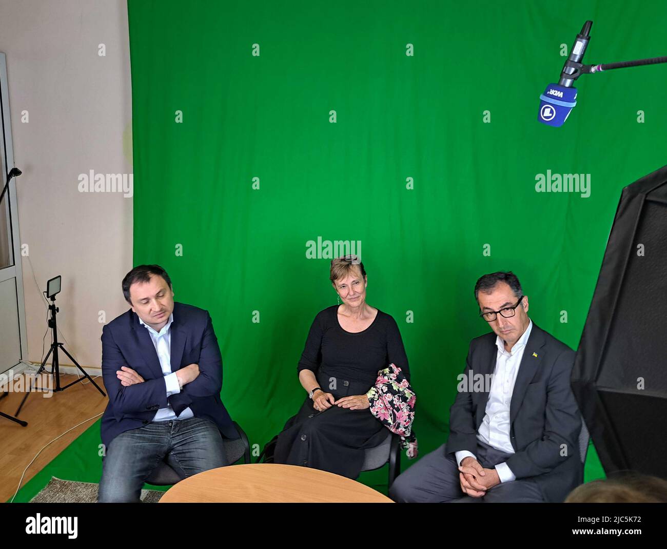 Nemischajewe, Ukraine. 10.. Juni 2022. Landwirtschaftsminister Cem Özdemir (r-l, Bündnis 90/die Grünen), die deutsche Botschafterin Anka Feldhusen und die ukrainische Landwirtschaftsministerin Mykola Solskyj (l) geben bei einem Besuch der Landwirtschaftsschule Nemishayev in der Nähe von Kiew kurze Erklärungen ab. Quelle: Andreas Stein/dpa/Alamy Live News Stockfoto