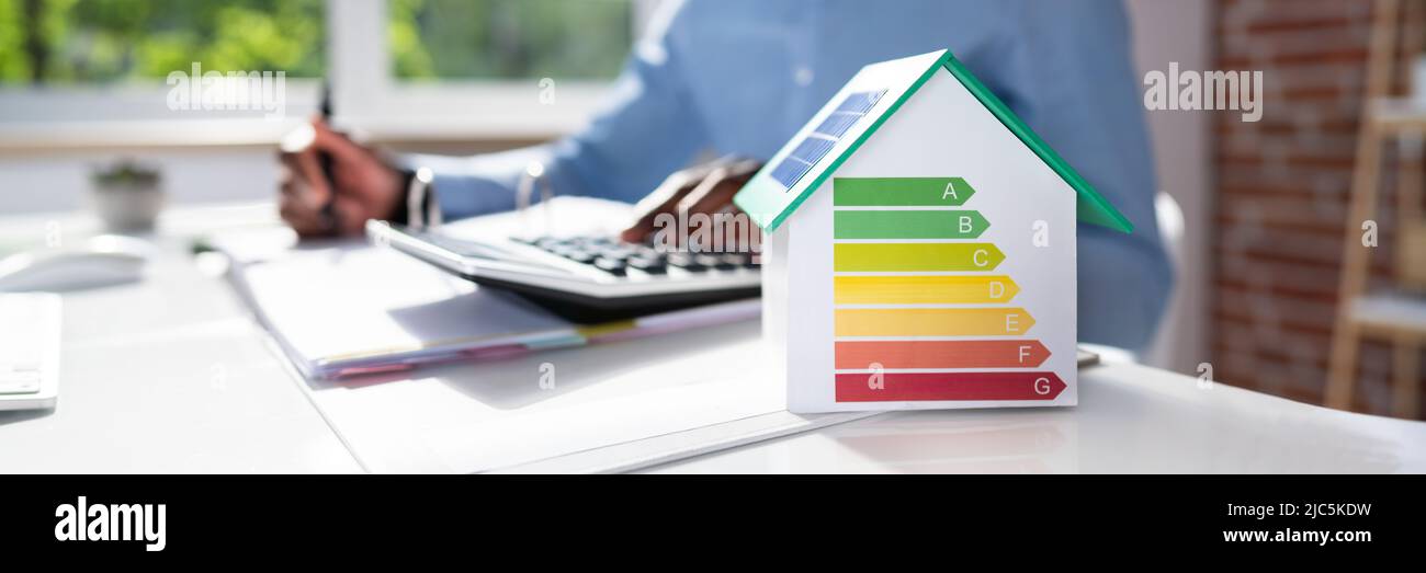 Unternehmer Berechnung von Energieeffizienten Haus Stockfoto