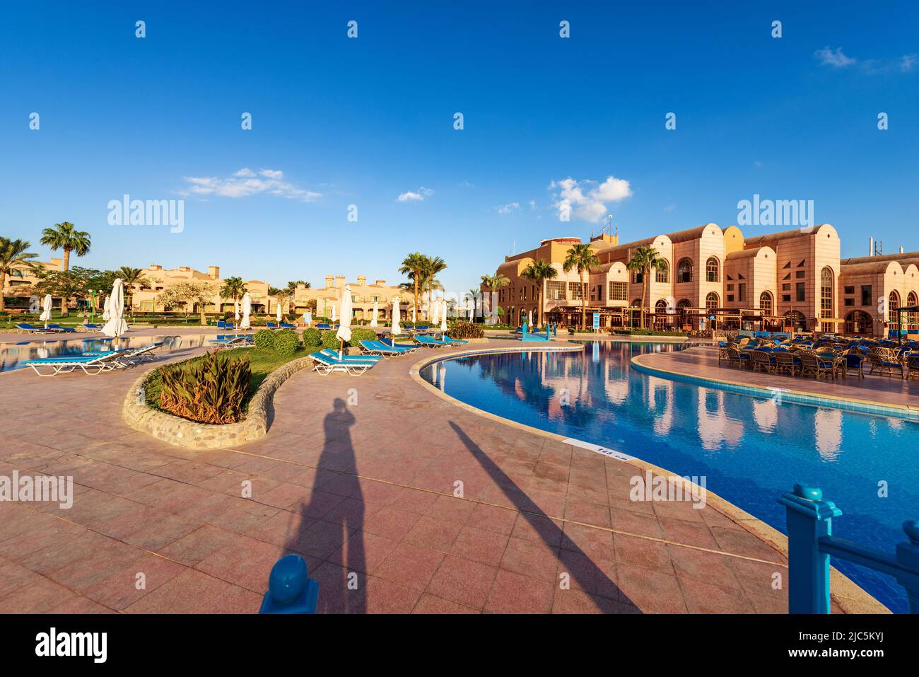 Schwimmbad des Club Calimera Akassia Swiss Resort, Hotel an der Küste des Roten Meeres, das von vielen europäischen Touristen besucht wird. Stockfoto