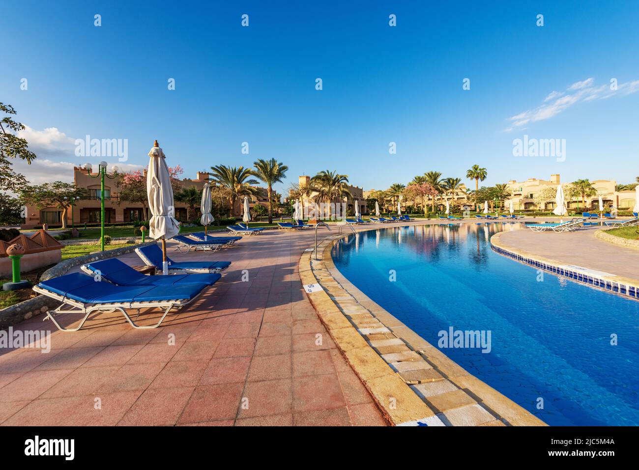 Schwimmbad des Club Calimera Akassia Swiss Resort, Hotel an der Küste des Roten Meeres, das von vielen europäischen Touristen besucht wird. Stockfoto