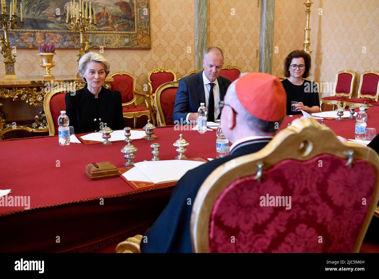 Vatikanstadt, Vatikan. 10. Juni 2022. Der Vatikanische Staatssekretär, Kardinal Pietro Parolin, trifft die Präsidentin der Europäischen Kommission, Frau Ursula von der Leyen, im Vatikan. (Foto von Vatican Media). Quelle: Vatican Media/Picciarella/Alamy Live News Stockfoto