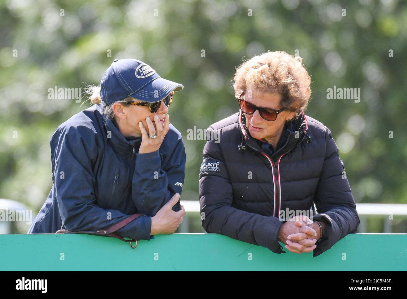 Bramham International Horse Trials, Bramham Park, in der Nähe von Wetherby in West Yorkshire in Großbritannien. 10.. Juni 2022. Zara Tindall schaut sich die Dressur an, bevor sie in der Dressurphase der CCI-L 4* bei den Bramham International Horse Trials antritt.Quelle:Peter Putnam/Alamy Live News Stockfoto