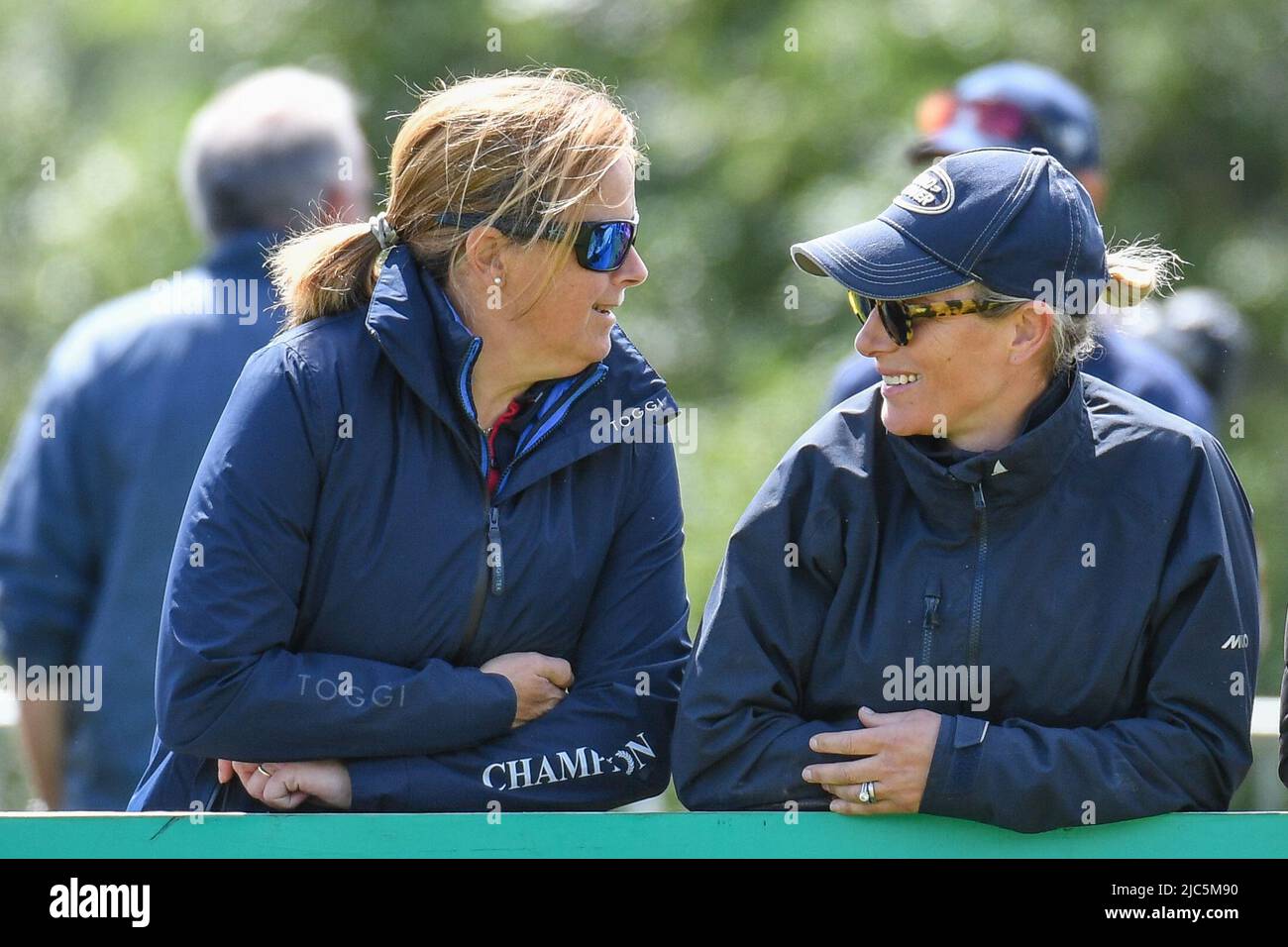 Bramham International Horse Trials, Bramham Park, in der Nähe von Wetherby in West Yorkshire in Großbritannien. 10.. Juni 2022. Zara Tindall schaut sich die Dressur an, bevor sie in der Dressurphase der CCI-L 4* bei den Bramham International Horse Trials antritt.Quelle:Peter Putnam/Alamy Live News Stockfoto