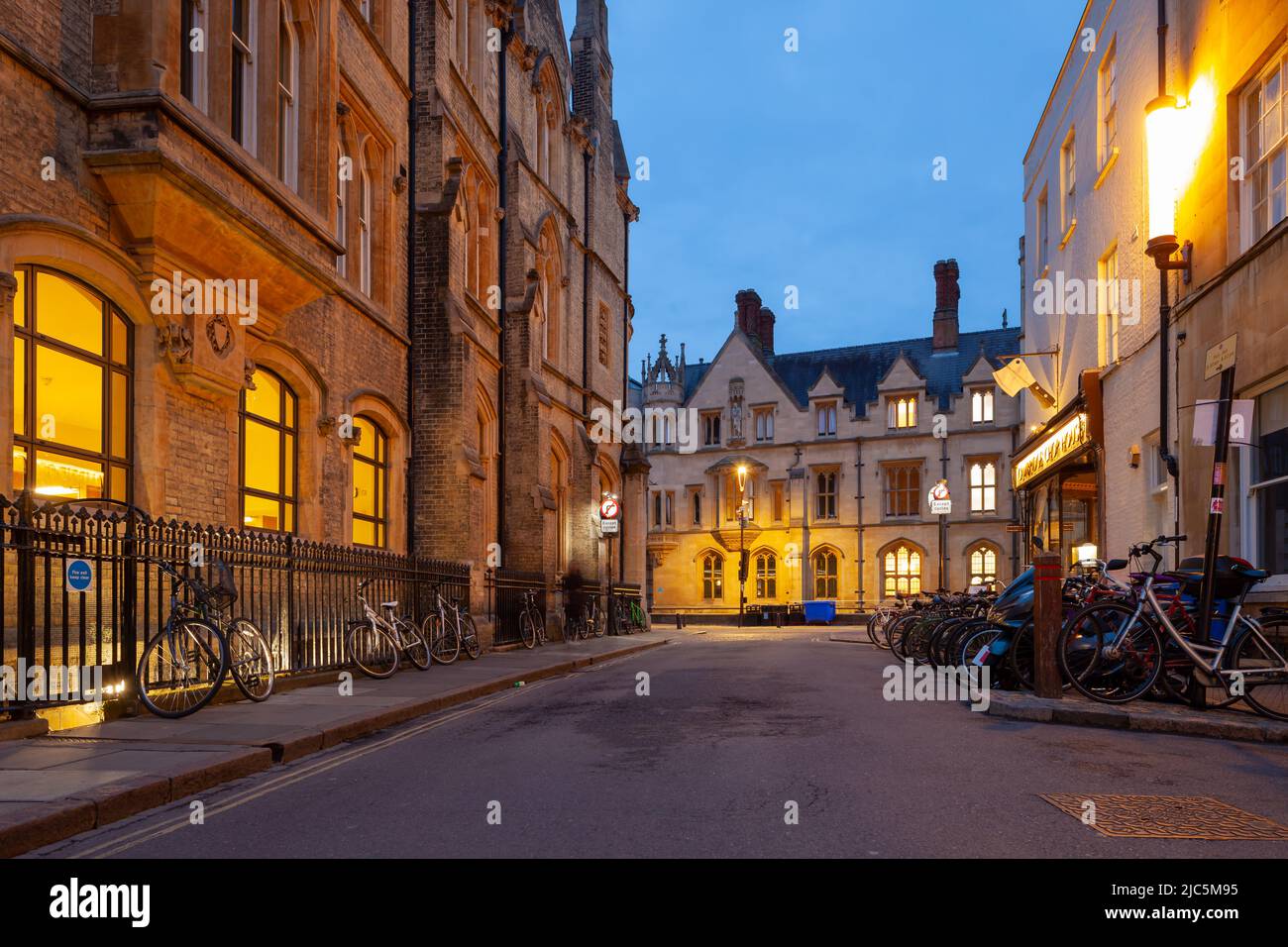 Abend im Stadtzentrum von Cambridge, England. Stockfoto