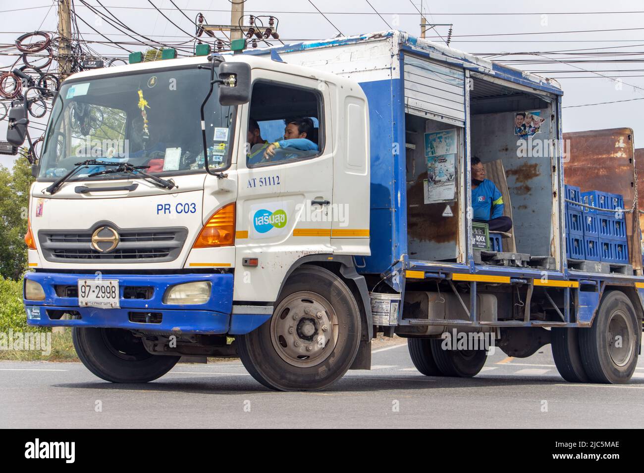 BANGKOK, THAILAND, 01 2022. JUNI, ein Lastwagen mit Getränken und einem offenen Laderaum, in dem ein Arbeiter sitzt Stockfoto
