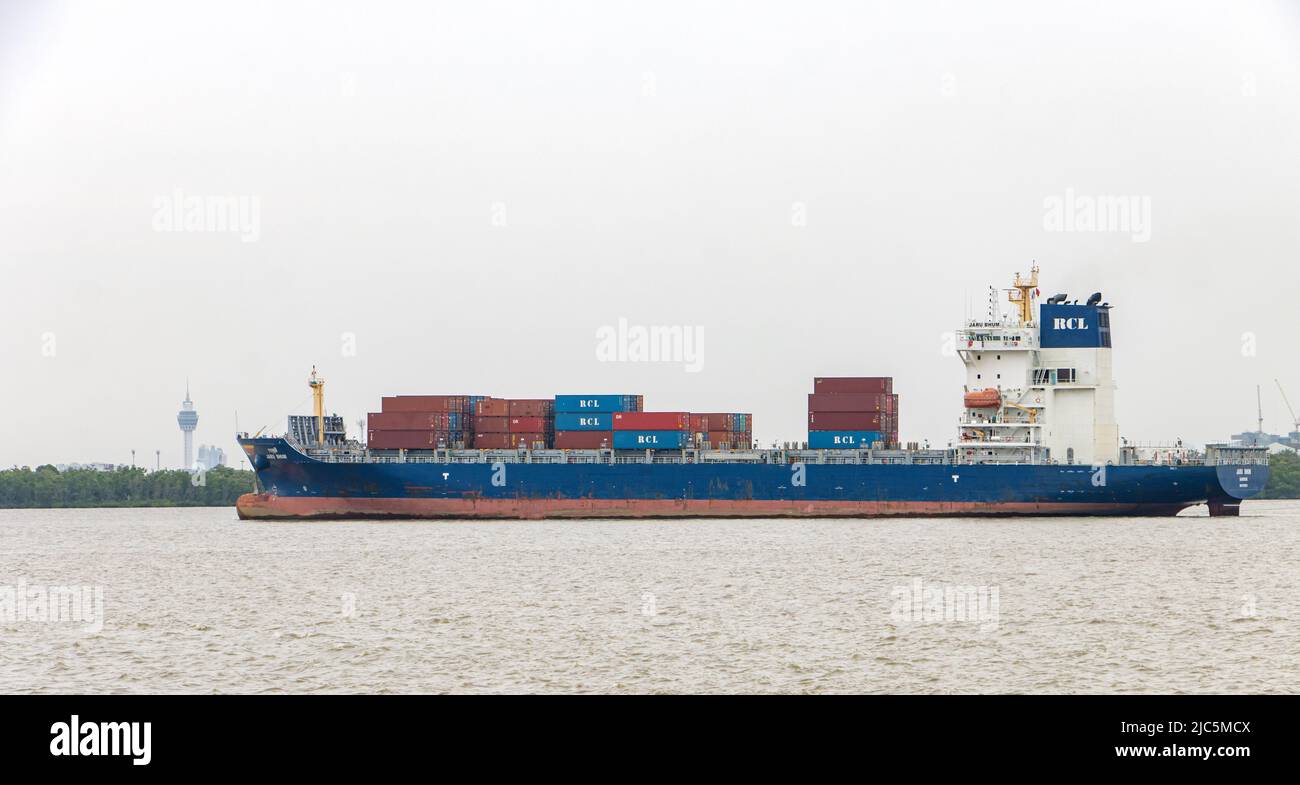 SAMUT PRAKAN, THAILAND, JUNI 01 2022, das Container-Schiff Jaru Bhum, das mit Containern beladen ist, gelangt in den Chao Phraya River Stockfoto