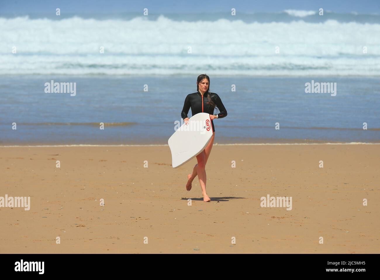 Newquay, Watergate Beach, Großbritannien, 10.. Juni 2022. UK Wetter.Ein schöner, heißer und sonniger Tag, an dem die Temperatur an der Küste von Cornwall auf 18 Grad anschlägt.Quelle: Gary Learmonth Alamy / Live News Stockfoto