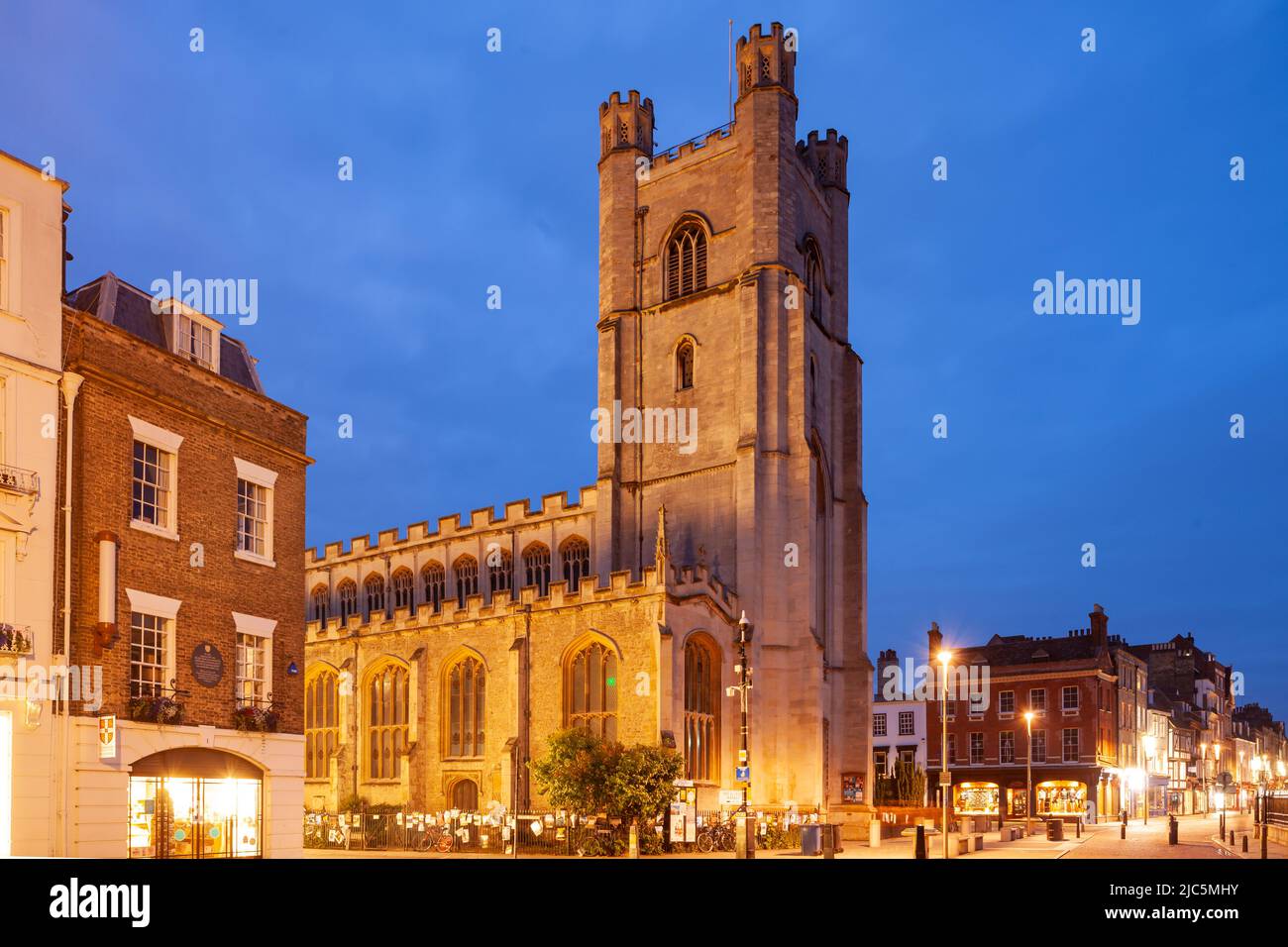 Morgendämmerung an der Great St Mary's Kirche im Stadtzentrum von Cambridge, England. Stockfoto