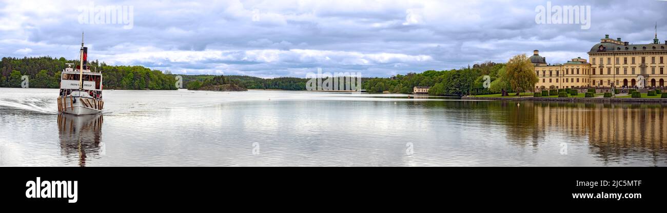 Panoramablick über den Maelaren-See mit dem Königspalast Drottningholm und dem historischen Fährschiff Prinz Carl Philip aus dem Jahr 1901 bei Stoc Stockfoto