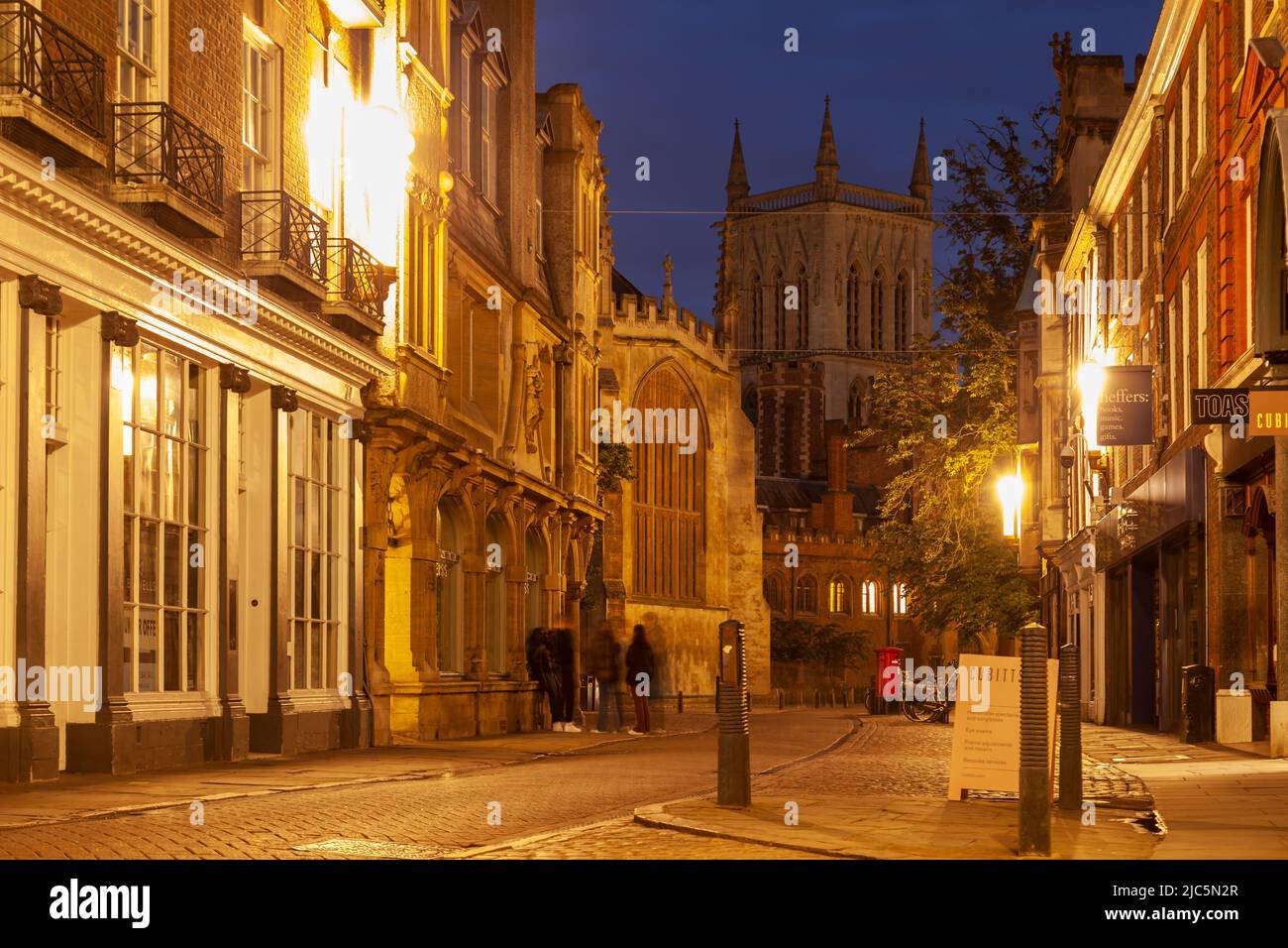 Die Nacht fällt auf der Trinity Street in Cambridge, England. Stockfoto