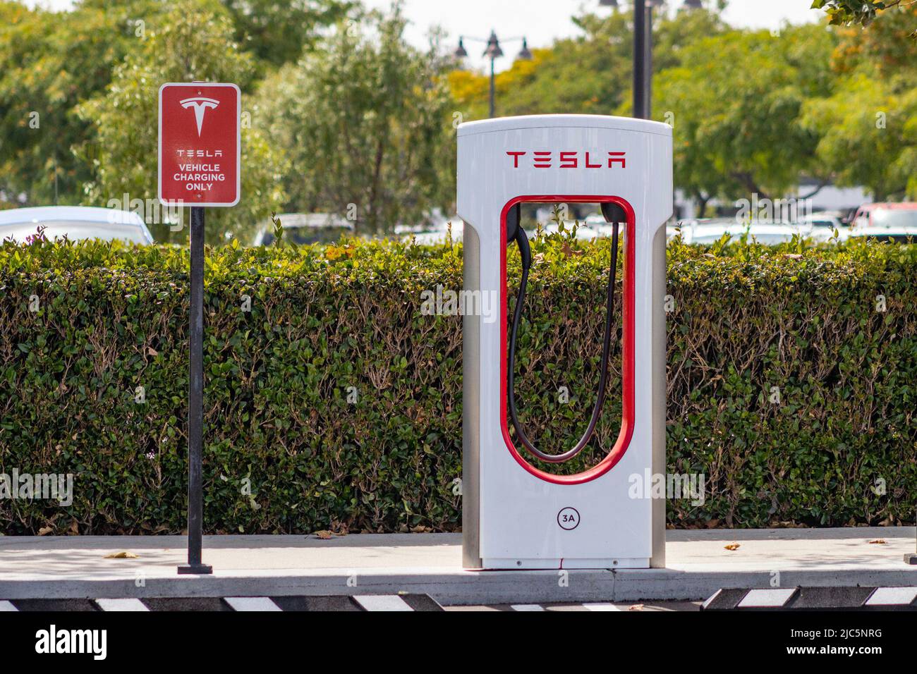 Tesla Supercharger Station am 9. Juni 2022 auf dem Camino Real Marketplace, Goleta, CA. (Foto: Rod Rolle/Sipa USA) Quelle: SIPA USA/Alamy Live News Stockfoto