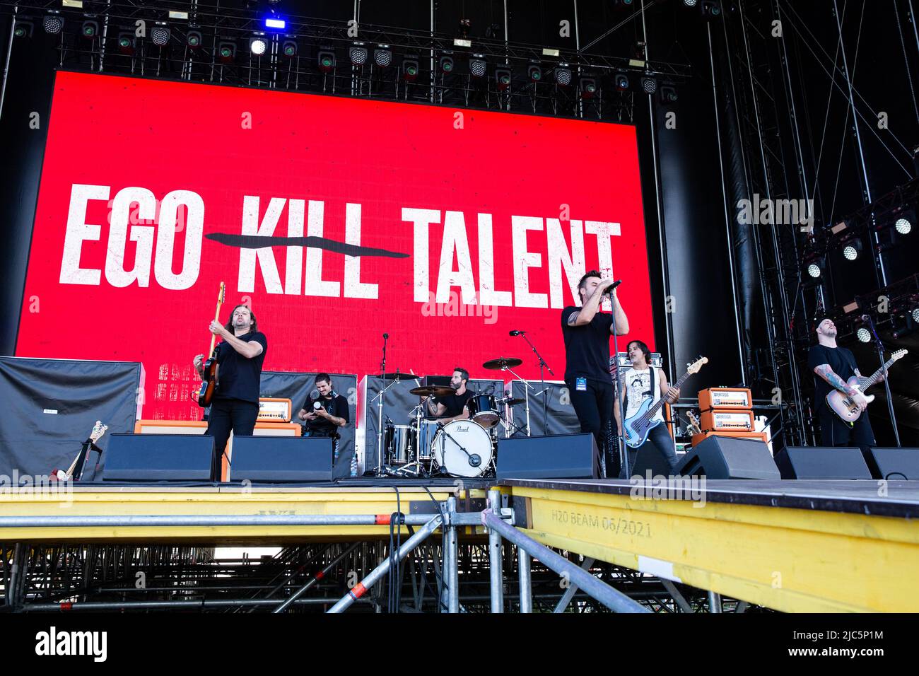 Mailand Italien. 09. Juni 2022. Die brasilianische Rockband EGO KILL TALENT spielt live auf der Bühne des Ippodromo SNAI La Maura während des 'I-Days Festival 2022'. Stockfoto