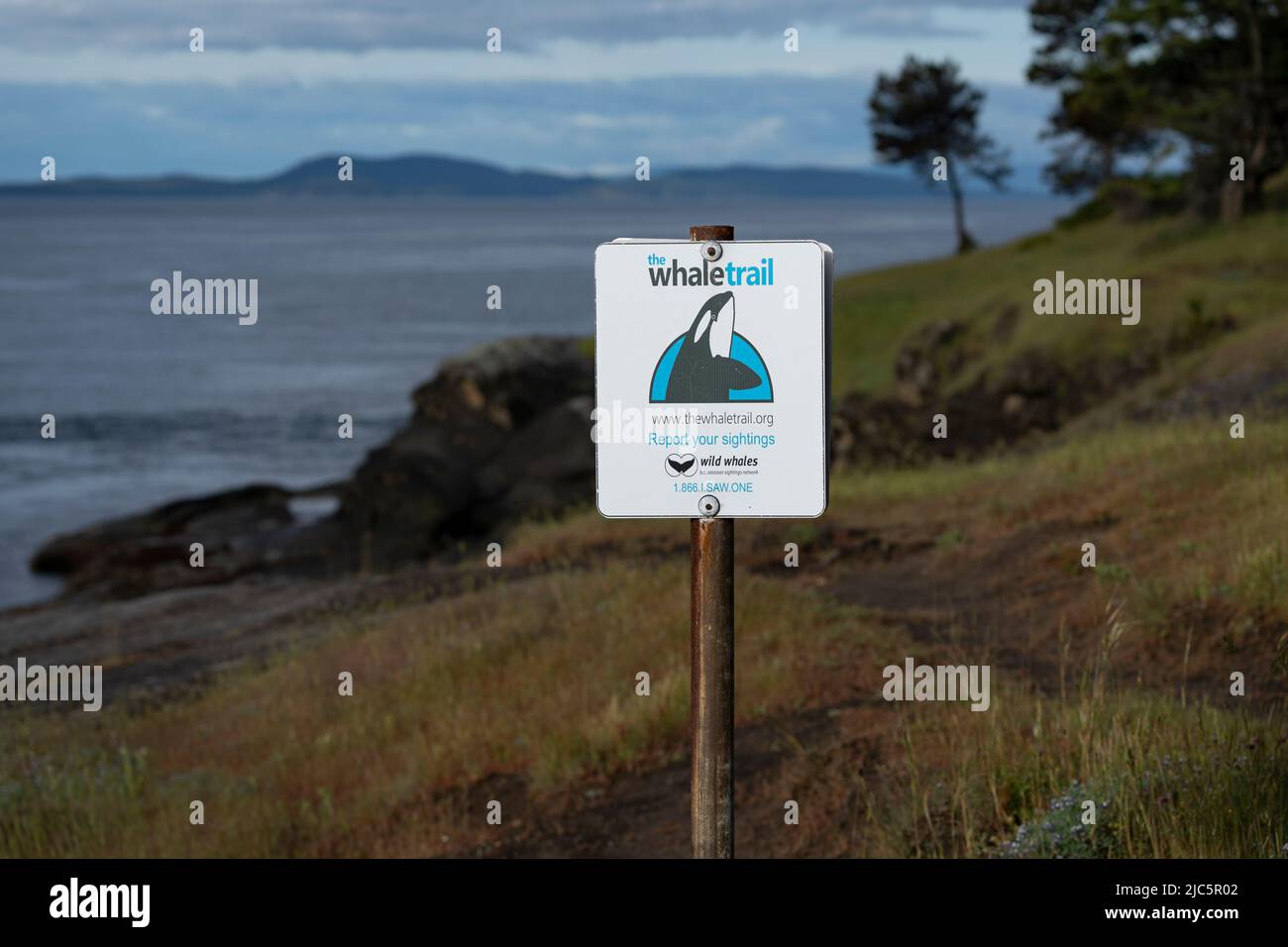 Ein Schild für den Whale Trail am East Point auf Saturna Island, British Columbia, Kanada. Stockfoto