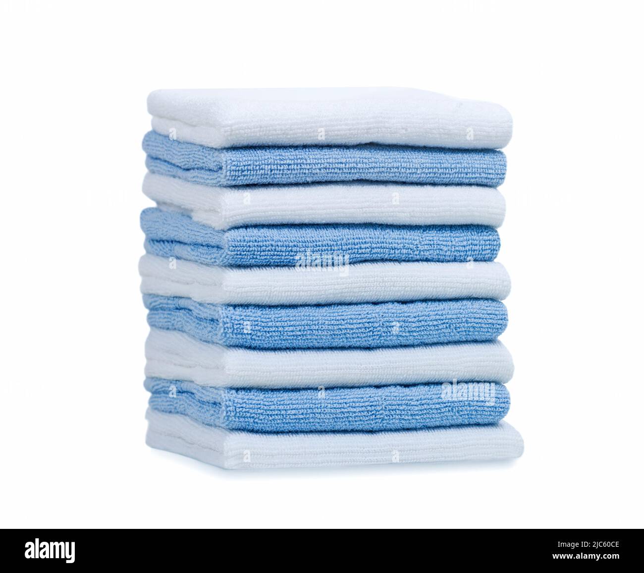 Stapel von blauen und weißen Handtücher isoliert, Haushalt.Bunte Handtücher auf weißem Hintergrund. Stockfoto