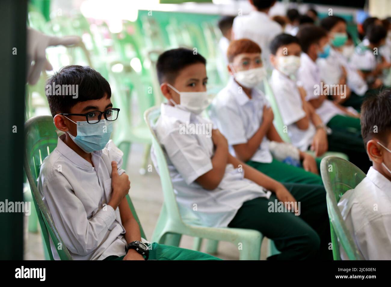 Yangon, Myanmar. 10.. Juni 2022. Die Schüler ruhen sich aus, nachdem sie COVID-19-Impfstoffe an einer Schule in Yangon, Myanmar, erhalten haben, 10. Juni 2022. Myanmar verabreicht seit Juni 2 an Grundschulen im ganzen Land COVID-19-Impfstoffe an Kinder im Alter von fünf bis 12 Jahren, berichtete der staatliche Fernsehsender MRTV am Freitag. Quelle: U Aung/Xinhua/Alamy Live News Stockfoto