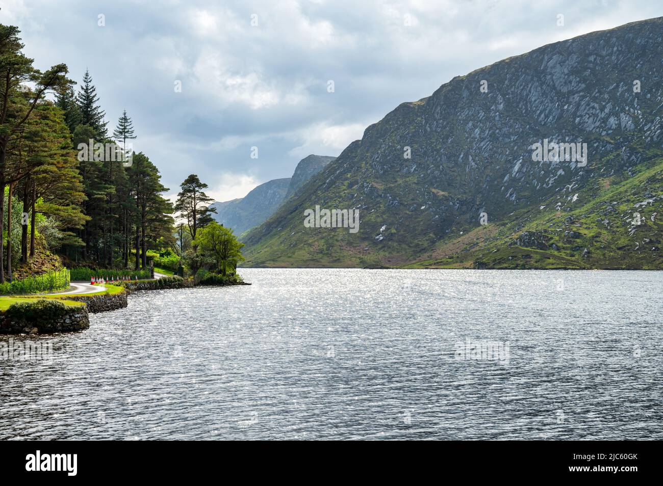 Glenveagh, Irland - 7. Mai 2022: Lough Beagh im Glenveagh National Park in Irland Stockfoto